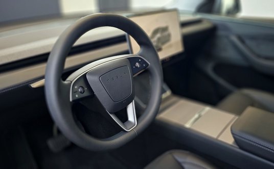 Kierunkowskaz jest zabudowany klasycznie na dźwigni, a nie w kierownicy jak w innych modelach Tesli
