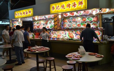 W sklepach, restauracjach czy klubach pod chmurką nie ma ogłuszającej, dudniącej muzyki.