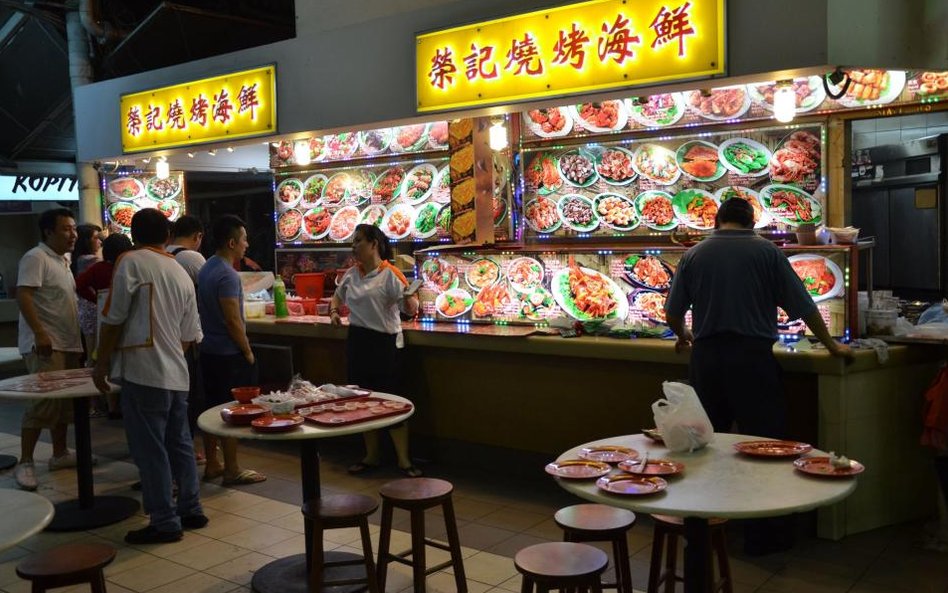 W sklepach, restauracjach czy klubach pod chmurką nie ma ogłuszającej, dudniącej muzyki.