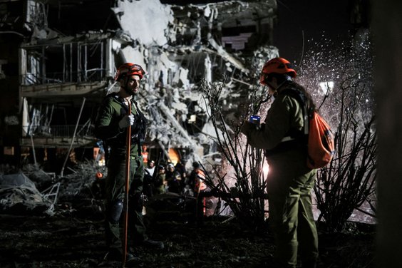 Tel Awiw, 13 czerwca. Ratownicy na miejscu uderzenia irańskiego pocisku