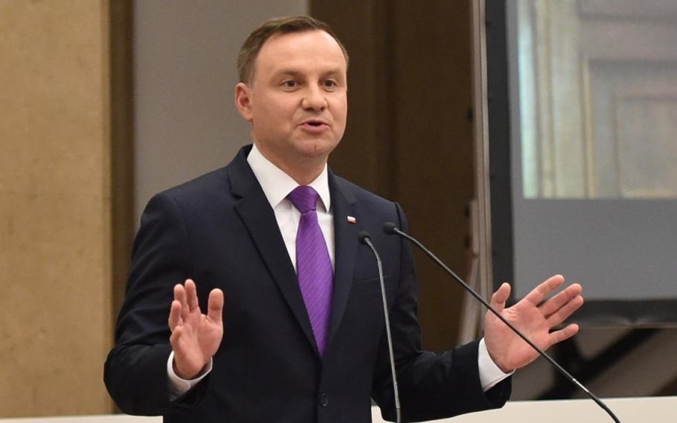 Pierwsze konsultacje prezydenta Andrzeja Dudy w sprawie konstytucji mają się zacząć 25 sierpnia.