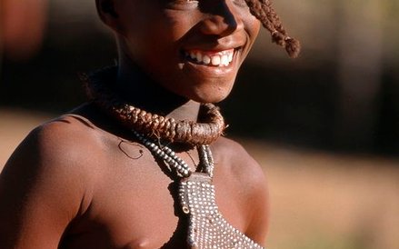 W odróżnieniu od innych afrykańskich grup etnicznych nie chodzą jeszcze w T-shirtach czy dżinsach.