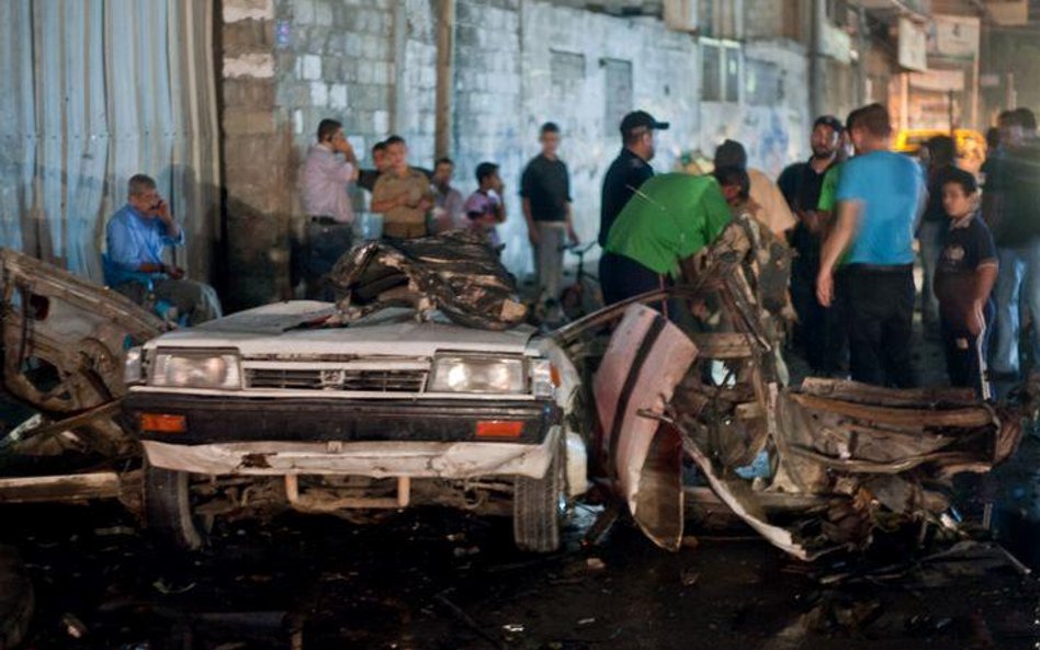 Z białego subaru została tylko maska. Trafiono też druty trakcji elektrycznej