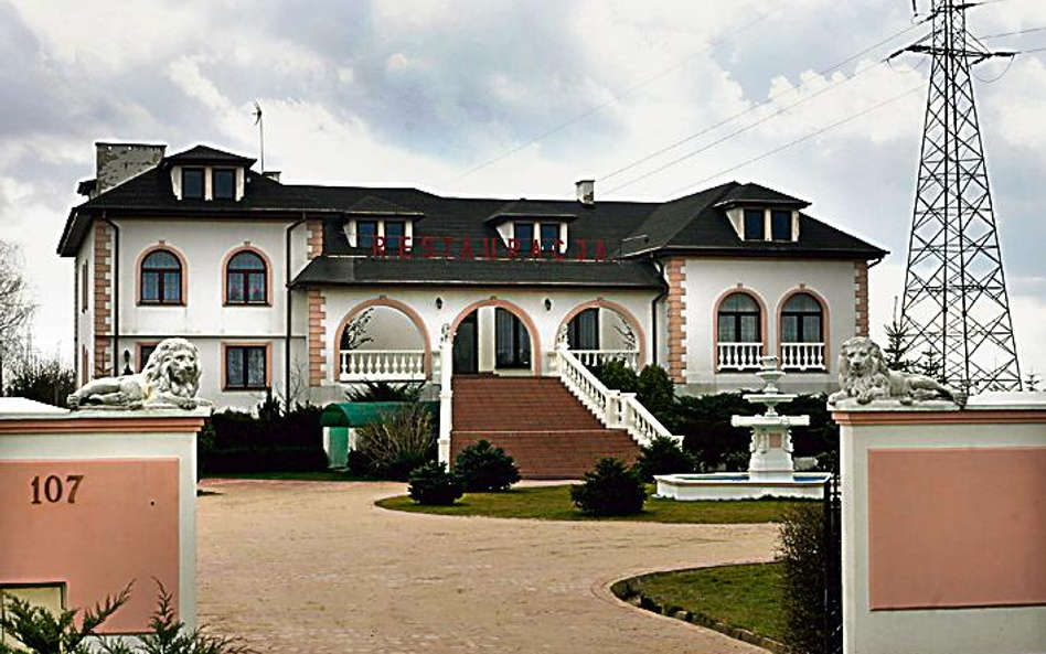 Kakofonia architektonicznych wrażeń na trasie Warszawa – Sochaczew, o długości 55 km