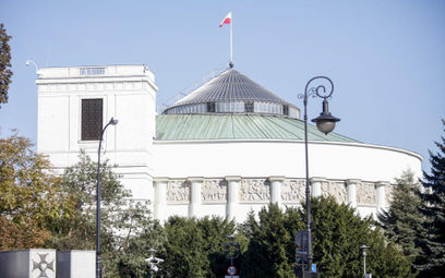 Sejm przyjął ustawę obniżającą uposażenia posła i senatora o 20%