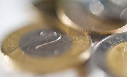 Posiadacze kredytów mieszkaniowych w złotych i zadłużeni przedsiębiorcy odczują ulgę w portfelach, m