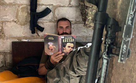 Oksen Lisowy „gdzieś na froncie” w czasie lektury tomu wierszy Tarasa Szewczenki „Kobziarz”