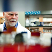 Craig Venter zasłynął prywatnym projektem badania ludzkiego genomu. Teraz stara się zaprojektować sz