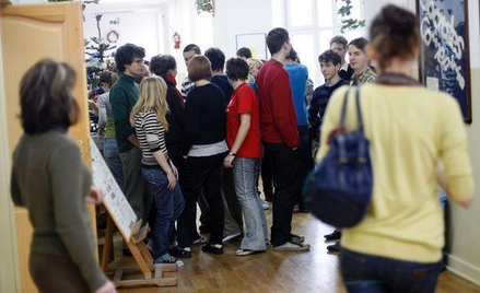 Czy pełnoletni uczeń ma prawo żądać aby szkoła nie ujawniała jego ocen rodziców?