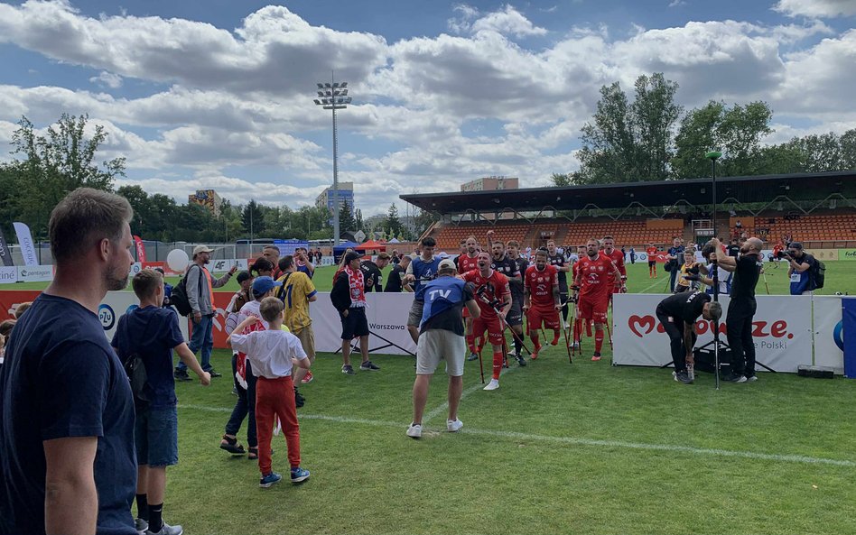 Polacy cieszą się po zwycięskim meczu