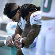 Albert Wilson i Kenny Stills na jednym kolanie przed meczem Miami Dolphins z Tennessee Titans