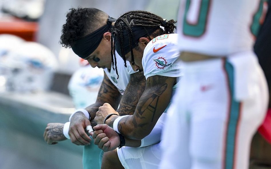 Albert Wilson i Kenny Stills na jednym kolanie przed meczem Miami Dolphins z Tennessee Titans