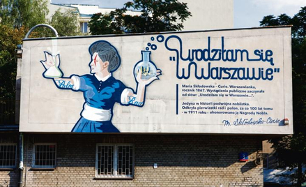Maria Skłodowska-Curie, symbol polskiego sukcesu, trafiła na mury