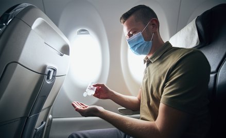 Podróże lotnicze wciąż uciążliwe. Restrykcje pozostają