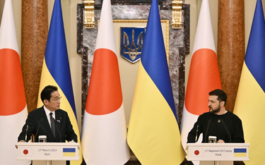 Premier Japonii dał Zełenskiemu lampę i łyżkę do ryżu. "Symbol pokoju"
