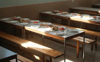 Obiad za 8 zł czy za 25? Szokujące różnice w warszawskich stołówkach