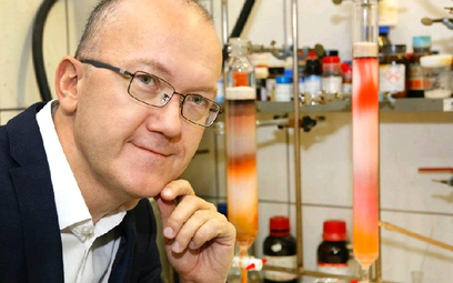 Daniel T. Gryko z Instytutu Chemii Organicznej PAN
w Warszawie pracuje nad zwiększeniem trwałości ba