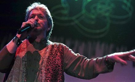 Jon Anderson od początku kariery był multiinstrumentalistą. Na ile sprawnym, pokaże dzisiejszy konce