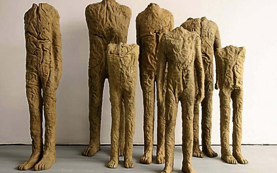 Magdalena Abakanowicz „Siedem figur” (2008), płótno workowe, żywica