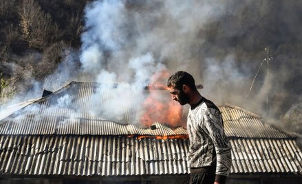 Mieszkaniec rejonu kalbadżarskiego podpalił swój dom przed wyjazdem