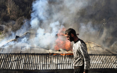 Mieszkaniec rejonu kalbadżarskiego podpalił swój dom przed wyjazdem