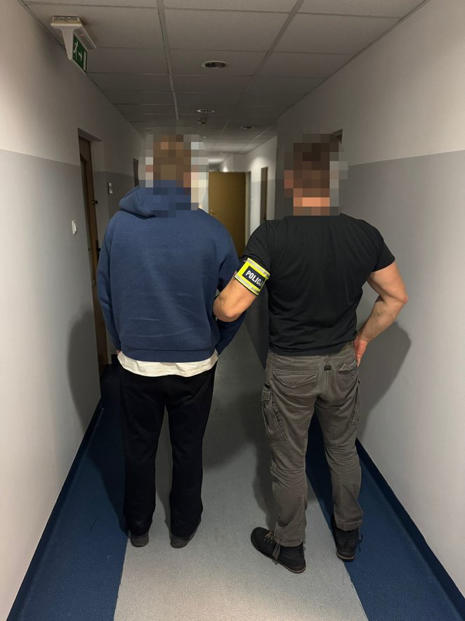 Zatrzymany 30-latek został przewieziony do piaseczyńskiej komendy, gdzie przeprowadzono z jego udzia