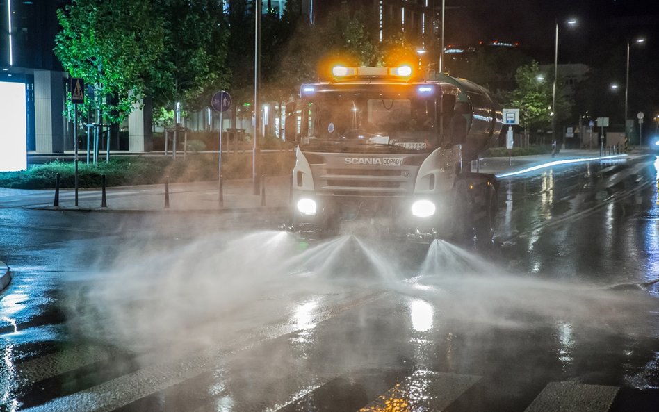 ZOM organizuje w Warszawie regularne sprzątanie 1300 km ulic i torowisk, 4 mln m kw. chodników i 450