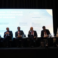 Uczestnicy debaty „Transport morski i wodny śródlądowy”