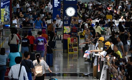 Lotnisko w Hongkongu znów zablokowane. Wznowiono strajk