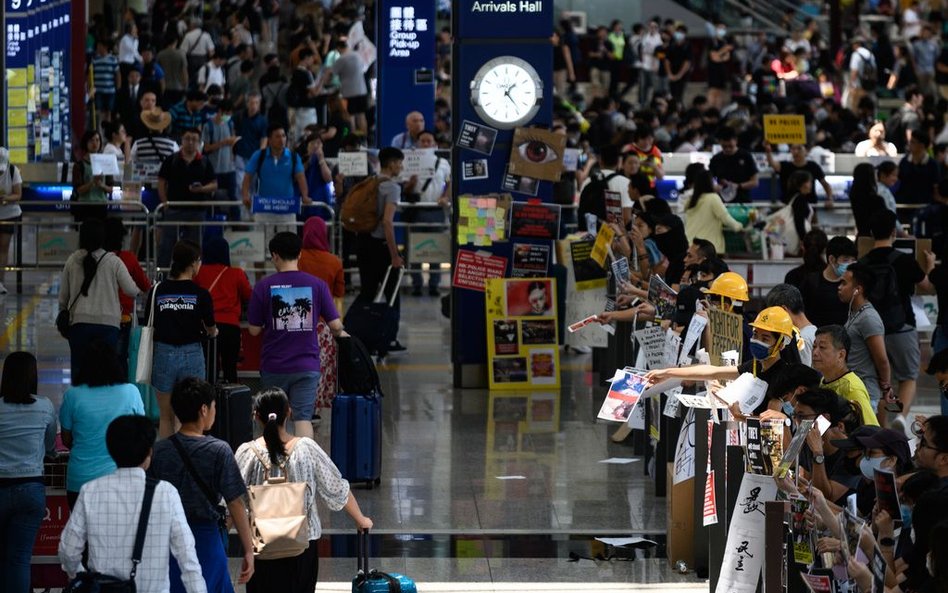 Lotnisko w Hongkongu znów zablokowane. Wznowiono strajk