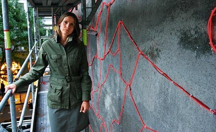 Instalacja Izabeli Żółcińskiej ma zwrócić uwagę warszawiaków na zanidbane kamienice