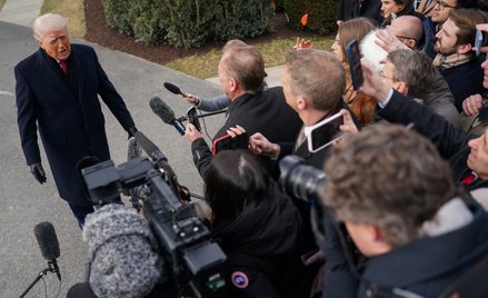 Prezydent USA Donald Trump rozmawia z dziennikarzami w Białym Domu w Waszyngtonie