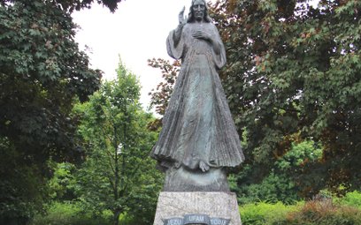 Figura Jezusa Miłosiernego w Parku na Moczydle dłuta Kazmierza Zemły