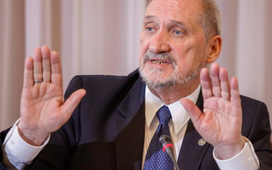 Antoni Macierewicz wielokrotnie zapowiadał, że poprosi inne państwa o pomoc w wyjaśnieniu katastrofy