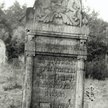 Drewniany nagrobek z 1835 r. z cmentarza w Złoczowie (obecnie Ukraina); zdjęcie sprzed 1939 roku