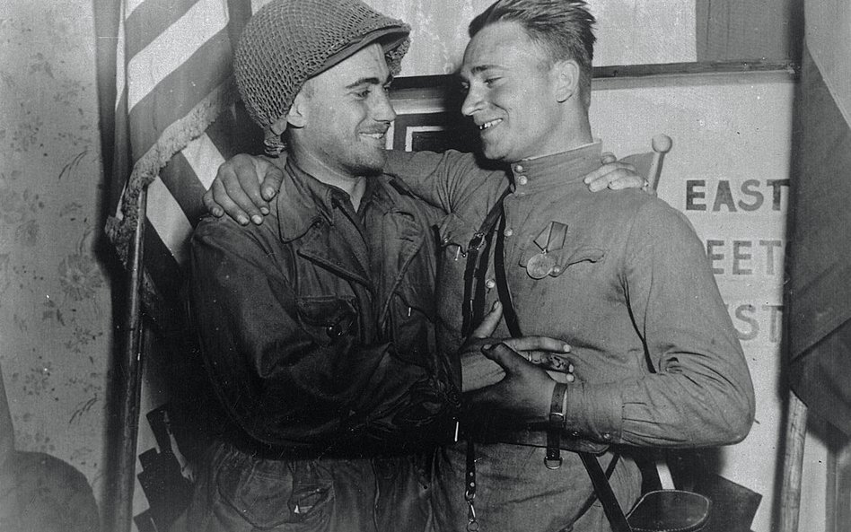 Zaaranżowane zdjęcie z 27 kwietnia 1945. Po lewej William Robertson (podporucznik armii amerykańskie