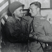 Zaaranżowane zdjęcie z 27 kwietnia 1945. Po lewej William Robertson (podporucznik armii amerykańskie