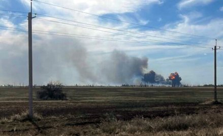 Słup dymu nad lotniskiem na Krymie