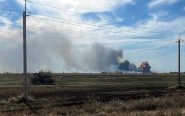 Słup dymu nad lotniskiem na Krymie
