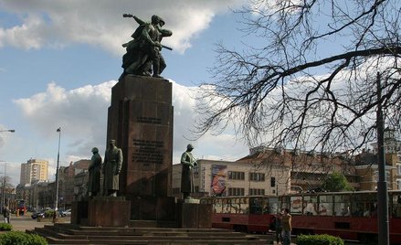 Przenieście ten pomnik z Pragi na cmentarz