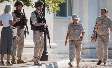 Rosyjscy komandosi przed siedzibą dowództwa Floty Czarnomorskiej w Sewastopolu, którą 31 lipca zaata