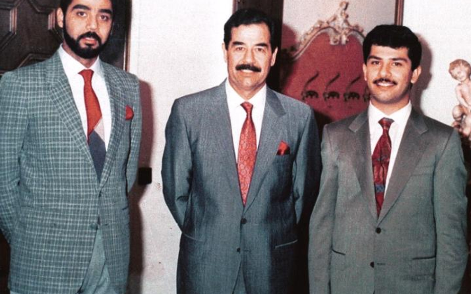 Saddam Husajn z synami, z lewej – Udaj, z prawej – Kusaj. Zdjęcie wykonano w 1992 r.