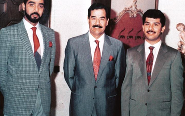 Saddam Husajn z synami, z lewej – Udaj, z prawej – Kusaj. Zdjęcie wykonano w 1992 r.