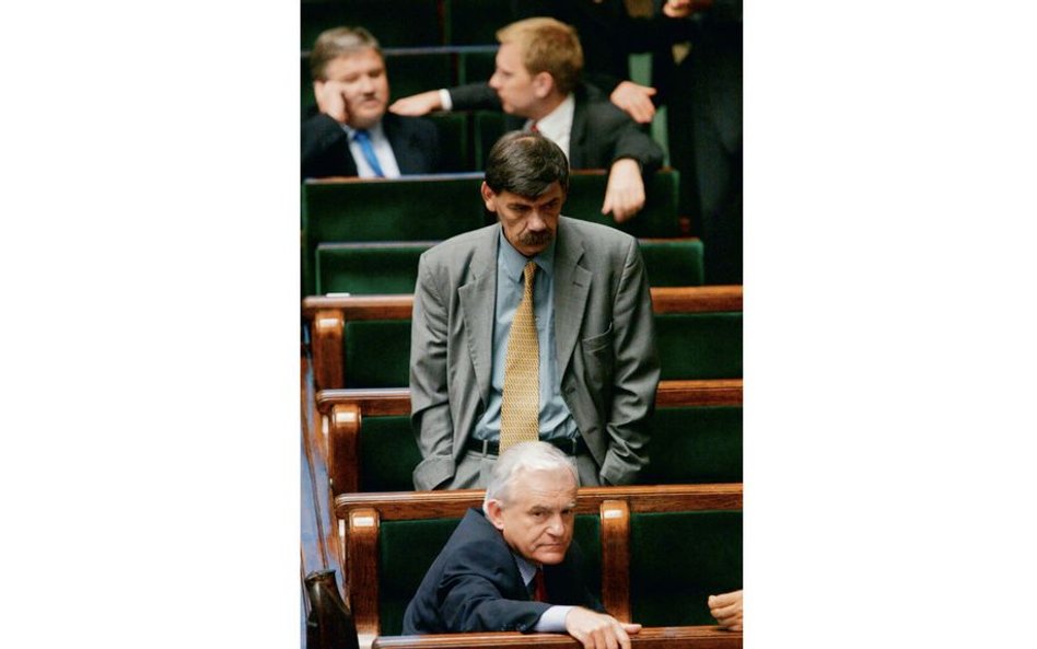 Lech Nikolski z premierem Leszkiem Millerem, Sejm, maj 2002 r.