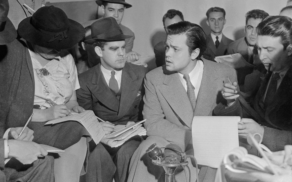 31 października 1938 r.: Orson Welles tłumaczy reporterom, że nie było jego intencją wywołanie ogóln