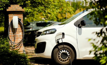 Ryczałt za ładowanie elektryka wiąże się z ryzykiem w PIT