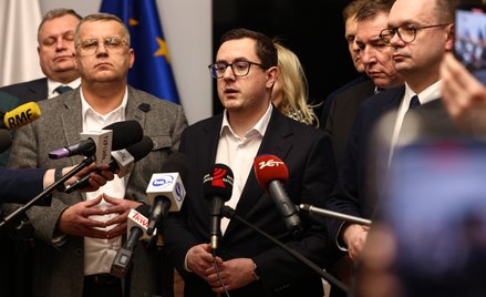 Minister energii Miłosz Motyka (C), podsekretarz stanu w Ministerstwie Energii Marian Zmarzły (L), p