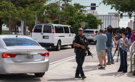 Furgonetka przewożąca Ryana Wesleya Routha do budynku sądu