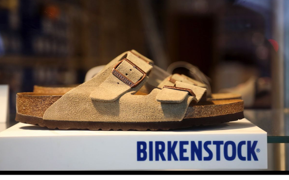 Firma Birkenstock, produkująca niezwykle obecnie popularne sandały i klapki, została założona w 1774