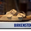 Firma Birkenstock, produkująca niezwykle obecnie popularne sandały i klapki, została założona w 1774